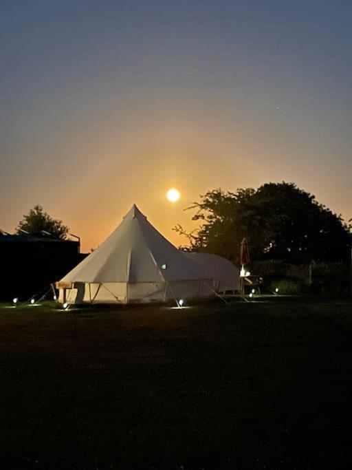 Cox Hill Glamping Benson Campismo de Luxo